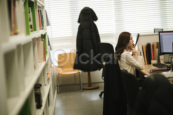 30대 성인 성인여자한명만 여자 한국인 한명 JPG 옆모습 포토 비즈니스우먼 사무실 상반신 스마트폰 실내 앉기 워킹맘 책상 통화