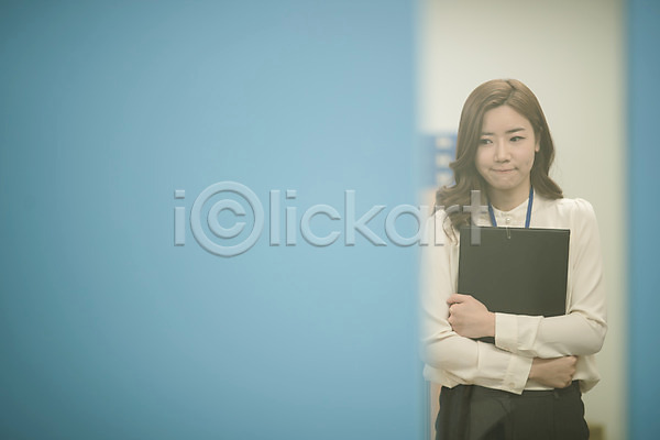 30대 성인 성인여자한명만 여자 한국인 한명 JPG 앞모습 포토 결재 결재판 들기 비즈니스우먼 사무실 상반신 서기 실내 워킹맘