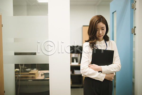 고민 30대 성인 성인여자한명만 여자 한국인 한명 JPG 앞모습 포토 결재 결재판 꾸지람 들기 비즈니스우먼 사무실 상반신 서기 실내 심각 워킹맘