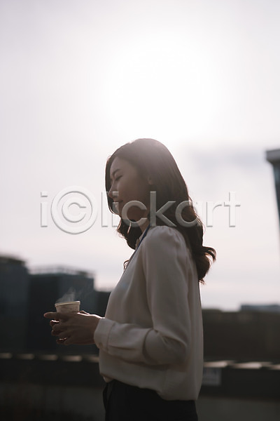 티타임 휴식 30대 성인 성인여자한명만 여자 한국인 한명 JPG 옆모습 포토 비즈니스우먼 상반신 서기 야외 옥상 워킹맘 주간 커피