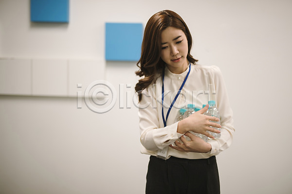 준비 30대 성인 성인여자한명만 여자 한국인 한명 JPG 앞모습 포토 들기 물병 비즈니스우먼 상반신 서기 실내 워킹맘 회의실