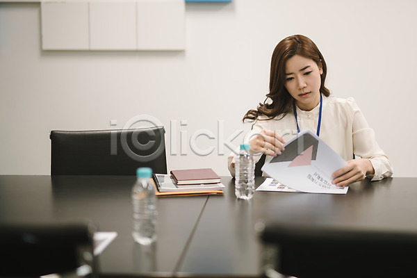 30대 성인 성인여자한명만 여자 한국인 한명 JPG 앞모습 포토 문서 비즈니스우먼 상반신 생수 실내 앉기 워킹맘 응시 책상 회의실 회의자료
