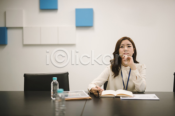 30대 성인 성인여자한명만 여자 한국인 한명 JPG 앞모습 포토 다이어리 문서 비즈니스우먼 상반신 생각 생수 실내 앉기 워킹맘 책상 회의 회의실 회의자료
