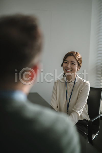 30대 남자 두명 성인 성인만 여자 한국인 JPG 뒷모습 앞모습 포토 대화 미소(표정) 비즈니스맨 비즈니스우먼 상담 상반신 상사 실내 앉기 워킹맘 회의실