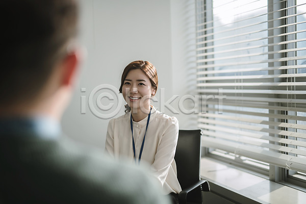 30대 남자 두명 성인 성인만 여자 한국인 JPG 뒷모습 앞모습 포토 대화 미소(표정) 비즈니스맨 비즈니스우먼 상담 상반신 상사 실내 앉기 워킹맘 회의실