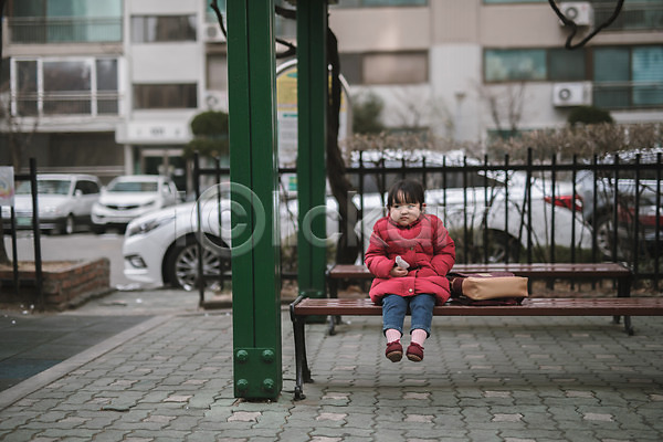 소녀한명만 어린이 여자 한국인 한명 JPG 앞모습 포토 기다림 놀이터 딸 벤치 앉기 야외 유치원가방 전신 주간