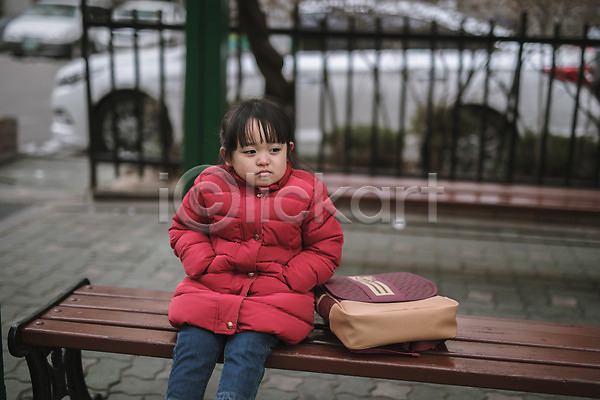 소녀한명만 어린이 여자 한국인 한명 JPG 앞모습 포토 기다림 놀이터 딸 벤치 상반신 앉기 야외 유치원가방 응시 주간