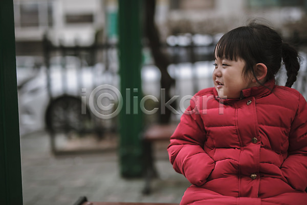 소녀한명만 어린이 여자 한국인 한명 JPG 앞모습 포토 기다림 놀이터 딸 미소(표정) 벤치 상반신 앉기 야외 응시 주간