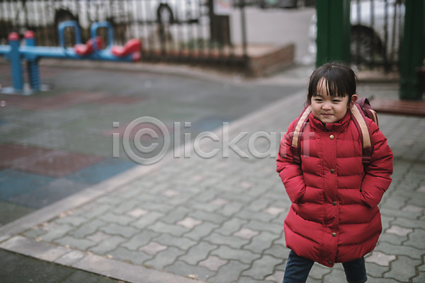 소녀한명만 어린이 여자 한국인 한명 JPG 앞모습 포토 걷기 놀이터 딸 미소(표정) 상반신 야외 유치원가방 주간