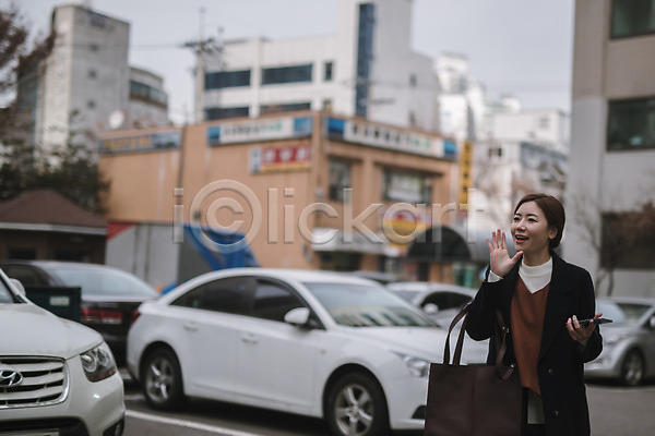 30대 성인 성인여자한명만 여자 한국인 한명 JPG 앞모습 포토 걷기 상반신 손짓 야외 엄마 외침 워킹맘 주간 주차장 핸드백