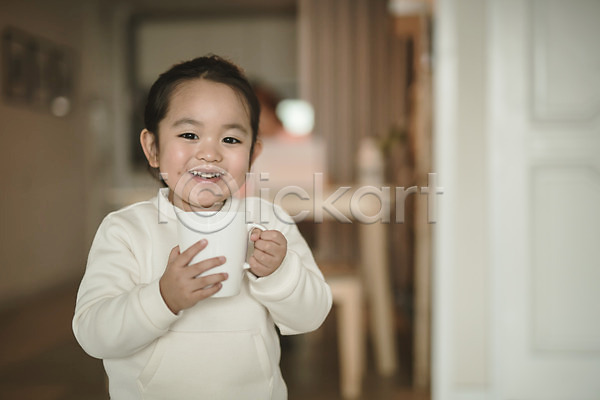소녀한명만 어린이 여자 한국인 한명 JPG 앞모습 포토 거실 들기 딸 머그컵 미소(표정) 상반신 서기 실내 우유 컵