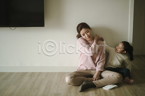 30대 두명 성인 어린이 여자 여자만 한국인 JPG 앞모습 포토 거실 기댐 딸 모녀 실내 싱글맘 앉기 어깨통증 엄마 워킹맘 육아 전신 텔레비전