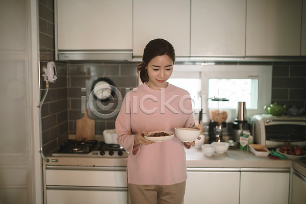 30대 성인 성인여자한명만 여자 한국인 한명 JPG 앞모습 포토 들기 미소(표정) 상반신 서기 식사준비 실내 엄마 주방