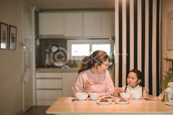 행복 30대 두명 성인 어린이 여자 여자만 한국인 JPG 앞모습 포토 딸 모녀 반찬 상반신 식사 식탁 실내 싱글맘 앉기 엄마 워킹맘 육아