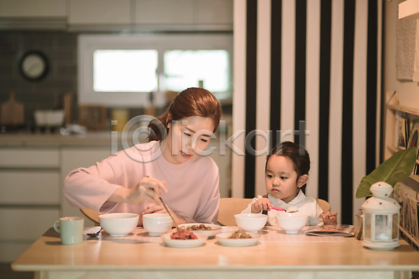 30대 두명 성인 어린이 여자 여자만 한국인 JPG 앞모습 포토 딸 모녀 반찬 상반신 식사 식탁 실내 싱글맘 앉기 엄마 워킹맘 육아
