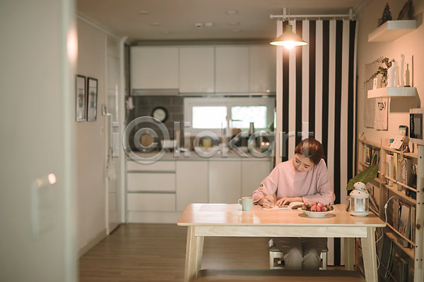 30대 성인 성인여자한명만 여자 한국인 한명 JPG 앞모습 포토 기록 상반신 식탁 실내 앉기 엄마 육아일기