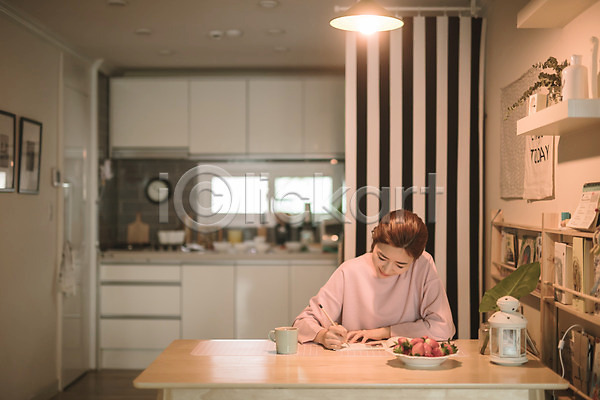 30대 성인 성인여자한명만 여자 한국인 한명 JPG 앞모습 포토 기록 미소(표정) 상반신 식탁 실내 앉기 엄마 육아일기