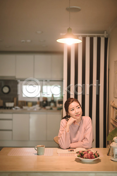 30대 성인 성인여자한명만 여자 한국인 한명 JPG 앞모습 포토 상반신 생각 식탁 실내 앉기 엄마 육아일기 턱괴기