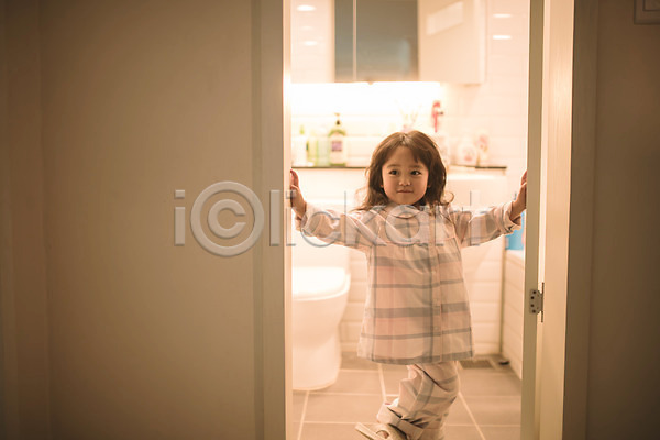 소녀한명만 어린이 여자 한국인 한명 JPG 앞모습 포토 기댐 딸 문 미소(표정) 변기 서기 실내 오픈 욕실 응시 잠옷 전신 포즈 화장실