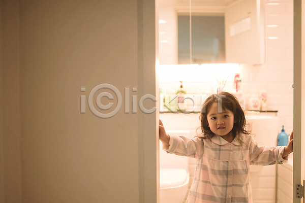 소녀한명만 어린이 여자 한국인 한명 JPG 앞모습 포토 기댐 딸 문 미소(표정) 상반신 서기 실내 오픈 욕실 응시 잠옷 화장실