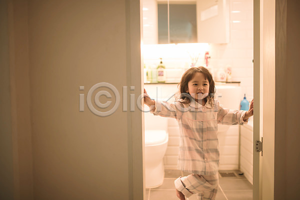 소녀한명만 어린이 여자 한국인 한명 JPG 앞모습 포토 기댐 딸 문 미소(표정) 서기 실내 오픈 욕실 잠옷 전신 화장실