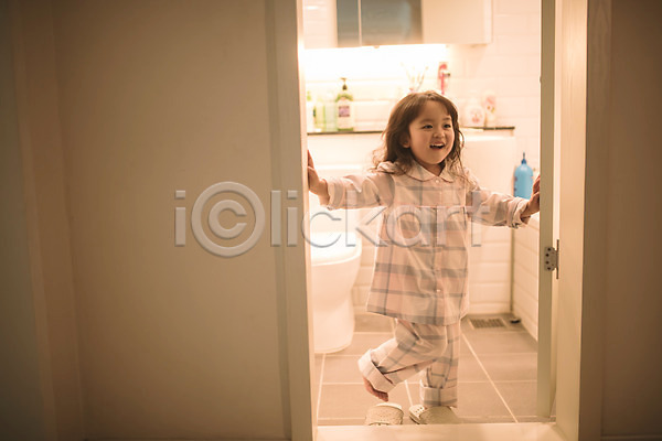 즐거움 소녀한명만 어린이 여자 한국인 한명 JPG 앞모습 포토 딸 문 미소(표정) 변기 서기 실내 오픈 욕실 웃음 잠옷 전신 화장실