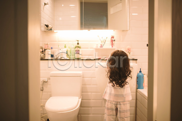 소녀한명만 어린이 여자 한국인 한명 JPG 뒷모습 포토 딸 문 변기 상반신 서기 손씻기 실내 오픈 욕실 잠옷 코로나바이러스 화장실