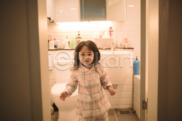 소녀한명만 어린이 여자 한국인 한명 JPG 앞모습 포토 딸 문 변기 상반신 서기 실내 오픈 욕실 응시 잠옷 화장실