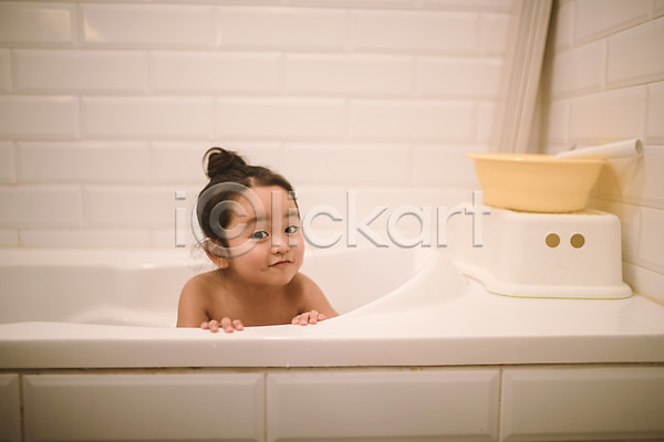 귀여움 즐거움 소녀한명만 어린이 여자 한국인 한명 JPG 앞모습 포토 딸 목욕 상반신 실내 앉기 욕실 욕조