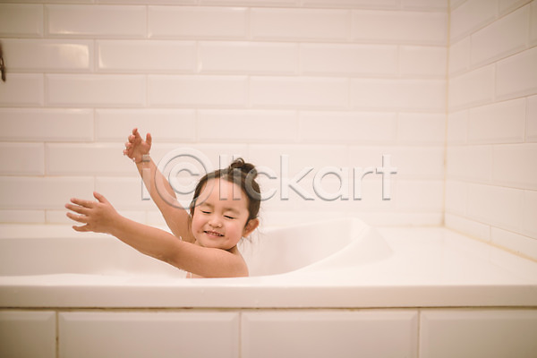 귀여움 즐거움 소녀한명만 어린이 여자 한국인 한명 JPG 옆모습 포토 눈감음 딸 목욕 상반신 손짓 실내 앉기 욕실 욕조