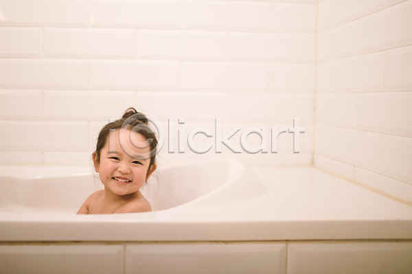 즐거움 소녀한명만 어린이 여자 한국인 한명 JPG 옆모습 포토 딸 목욕 미소(표정) 상반신 실내 앉기 욕실 욕조 웃음