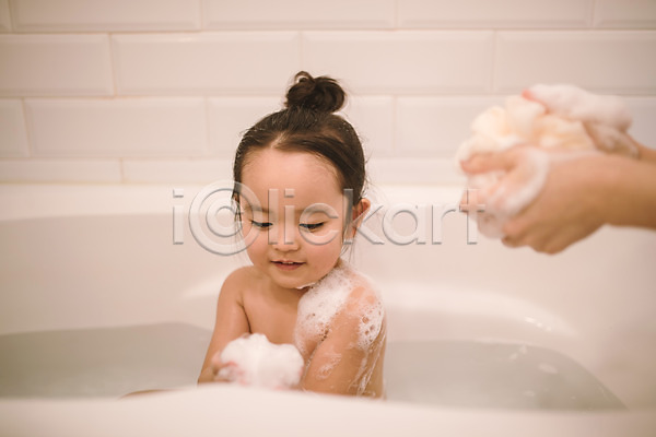 두명 신체부위 어린이 여자 한국인 JPG 앞모습 포토 거품 딸 목욕 상반신 손 실내 욕실 욕조
