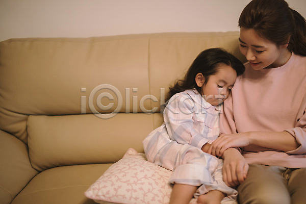 30대 두명 성인 어린이 여자 여자만 한국인 JPG 앞모습 포토 거실 딸 모녀 상반신 소파 실내 싱글맘 앉기 엄마 워킹맘 육아 잠