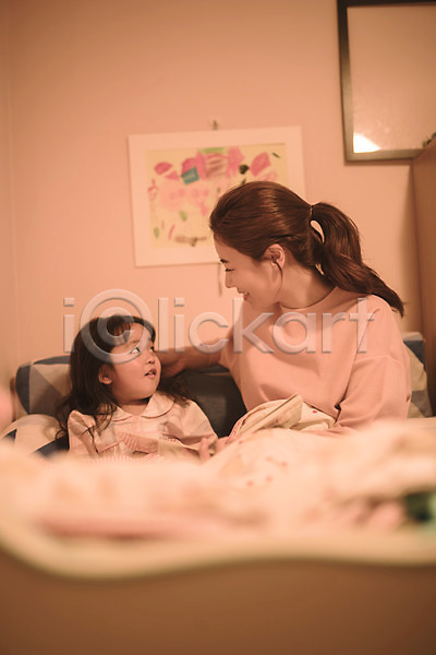 30대 두명 성인 어린이 여자 여자만 한국인 JPG 앞모습 포토 독서 딸 모녀 미소(표정) 상반신 실내 싱글맘 앉기 엄마 워킹맘 육아 침대 침실