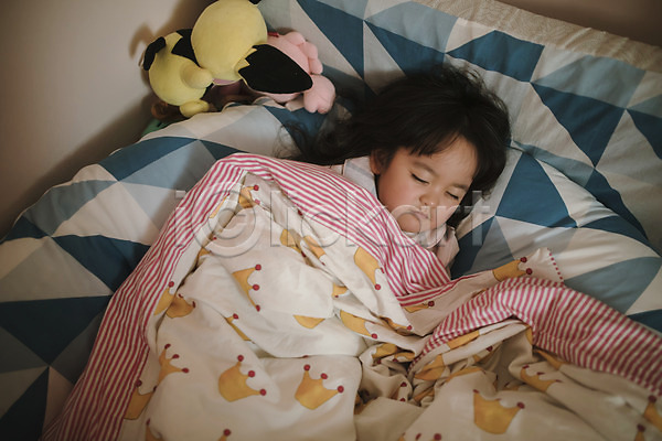소녀한명만 어린이 여자 한국인 한명 JPG 앞모습 포토 하이앵글 눈감음 눕기 딸 상반신 실내 잠 침대 침실