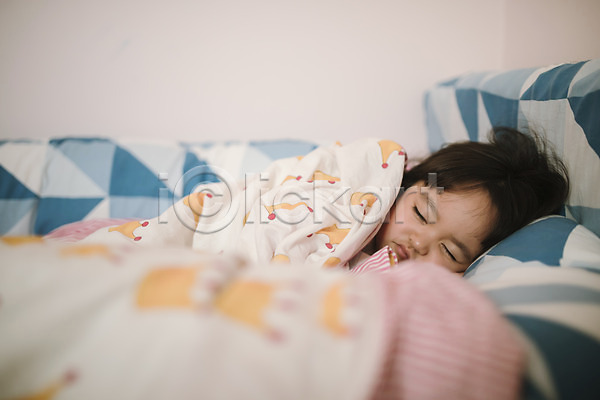 소녀한명만 어린이 여자 한국인 한명 JPG 앞모습 포토 눈감음 눕기 딸 상반신 실내 잠 침대 침실