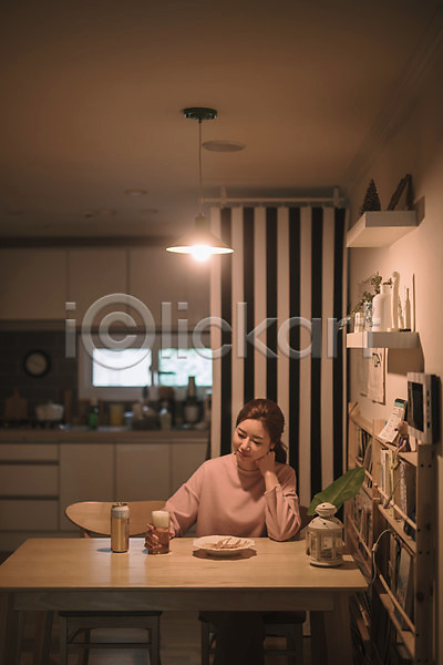 휴식 30대 성인 성인여자한명만 여자 한국인 한명 JPG 앞모습 포토 맥주 상반신 식탁 실내 앉기 엄마 턱괴기 혼족
