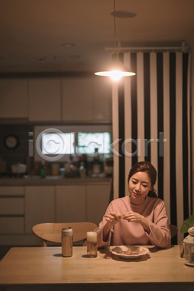휴식 30대 성인 성인여자한명만 여자 한국인 한명 JPG 앞모습 포토 맥주 상반신 생각 손짓 식탁 실내 앉기 엄마 혼족