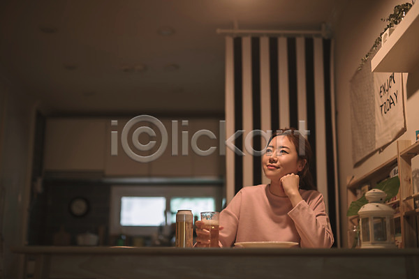 휴식 30대 성인 성인여자한명만 여자 한국인 한명 JPG 앞모습 포토 맥주 상반신 생각 식탁 실내 앉기 엄마 응시 혼족