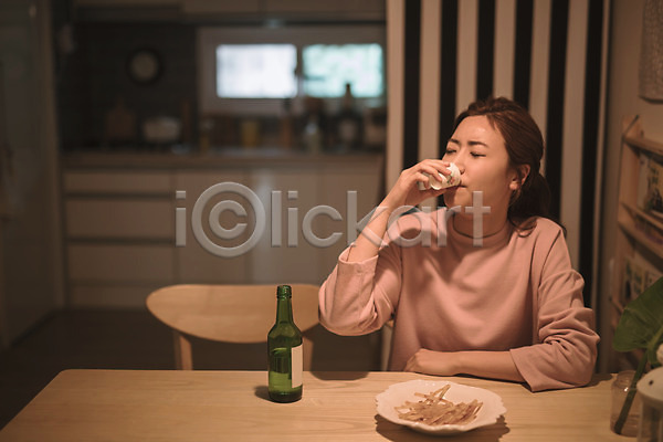 고독 슬픔 30대 성인 성인여자한명만 여자 한국인 한명 JPG 앞모습 포토 마시기 상반신 소주 식탁 실내 앉기 엄마 워킹맘 혼족 힘듦
