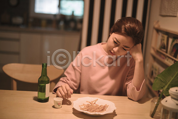 고독 슬픔 30대 성인 성인여자한명만 여자 한국인 한명 JPG 앞모습 포토 상반신 소주 식탁 실내 앉기 엄마 워킹맘 혼족 힘듦