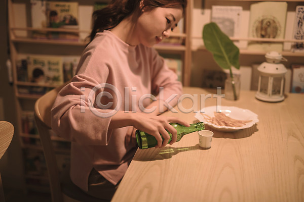 고독 슬픔 30대 성인 성인여자한명만 여자 한국인 한명 JPG 옆모습 포토 붓기 상반신 소주 식탁 실내 앉기 엄마 워킹맘 혼족 힘듦