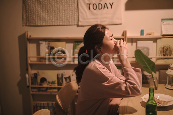 고독 슬픔 30대 성인 성인여자한명만 여자 한국인 한명 JPG 옆모습 포토 마시기 상반신 소주 식탁 실내 앉기 엄마 워킹맘 혼족 힘듦