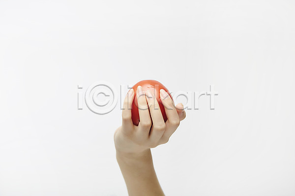 20대 성인 성인여자한명만 신체부위 여자 한명 JPG 포토 손 손짓 스튜디오촬영 실내 잡기 토마토 한손