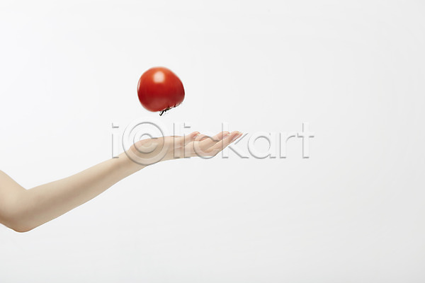 20대 성인 성인여자한명만 신체부위 여자 한명 JPG 포토 던지기 손 손짓 스튜디오촬영 실내 토마토 한손