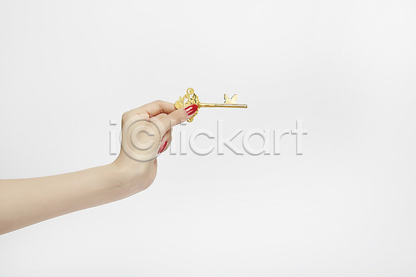 20대 성인 성인여자한명만 신체부위 여자 한명 JPG 포토 들기 손 손짓 스튜디오촬영 실내 한손 황금열쇠