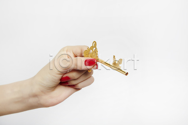 20대 성인 성인여자한명만 신체부위 여자 한명 JPG 포토 손 손짓 스튜디오촬영 실내 한손 황금열쇠