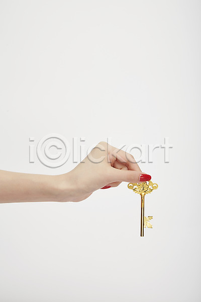 20대 성인 성인여자한명만 신체부위 여자 한명 JPG 포토 손 손짓 스튜디오촬영 실내 잡기 한손 황금열쇠