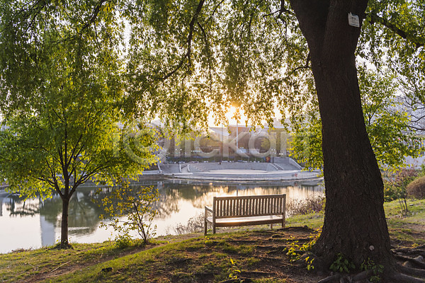 사람없음 JPG 포토 나무 노을 벤치 봄 야외 올림픽공원 주간 호수