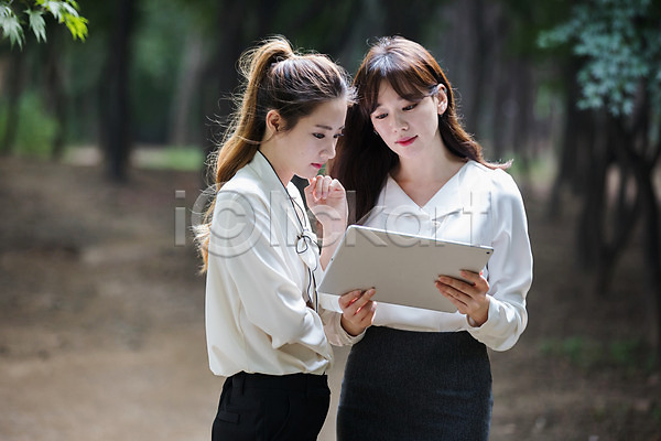 20대 30대 두명 성인 성인여자만 여자 한국인 JPG 앞모습 옆모습 포토 공원 동료 들기 비즈니스우먼 상반신 서기 싱글라이프 야외 우먼라이프 응시 주간 태블릿
